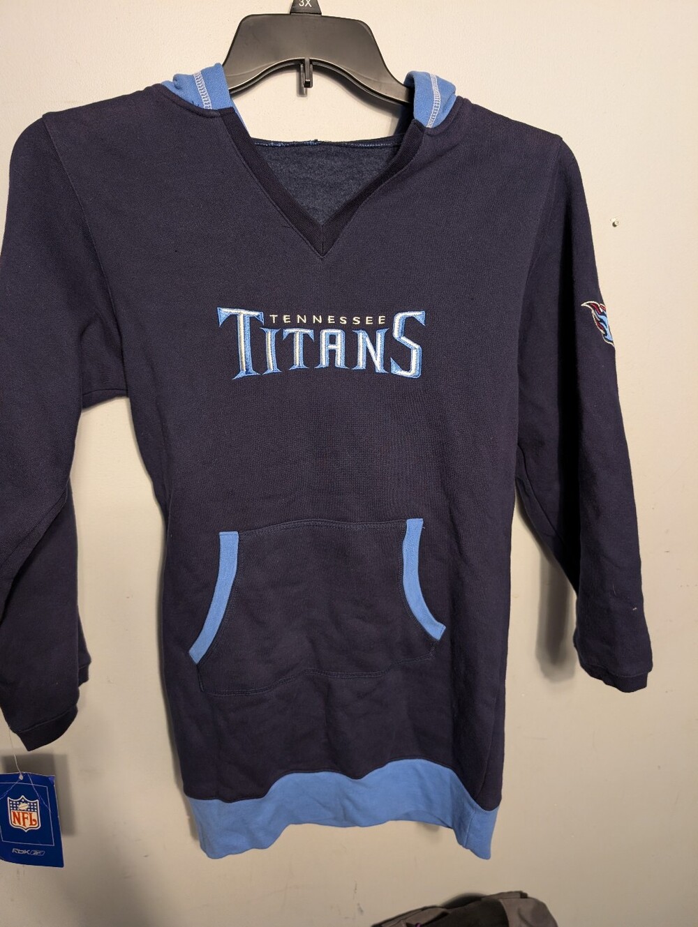 Tennessee Titans Women's V-Neck Hoodie Medium